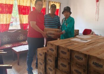 Tonny Tumbelaka Salurkan Ratusan Dus Air Bersih bagi Korban Banjir di Bolmong